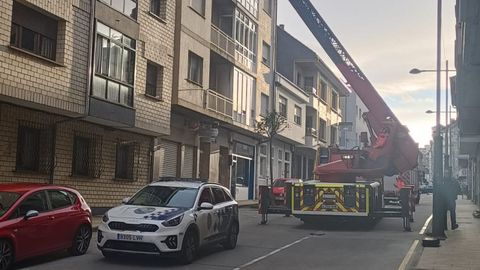 Polic�a Local de Ribadeo y Bomberos de Barreiros tomaron parte en el operativo para asegurar la chimenea, situada en un edificio de tres plantas de la calle Calvo Sotelo