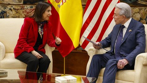 El PP asegura que Robles le dijo al embajador de EE.UU. que estaba con Trump, pero la ministra afirma que hablaba del fr�o por la calefacci�n de la sala: �Estoy c�moda�.