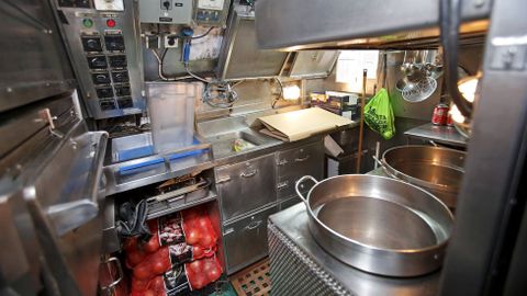 VISITAS AL SUBMARINO TRAMONTANA, ATRACADO EN LA ESCUELA NAVAL DE MAR�N