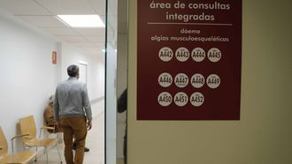 Pacientes en el��rea de consultas integradas en�un hospital gallego.