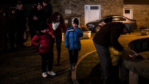 NI�OS FUMANDO EN VAL DO SALGUEIRO 
