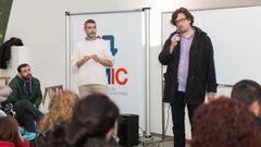 EL VENDEDOR Y EL COMPRADOR. El firmante del manifiesto de la Marea que vendi� dos inmuebles al Concello de A Coru�a, Toni Lodeiro (de jersey blanco), con el concejal que rubric� la adquisici�n, Alberto Lema, en unas jornadas sobre comercio local y consumo responsable