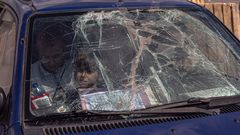 Un familia de Mari�pol esperan en su coche da�ado, a su llegada a Zaporiyia.