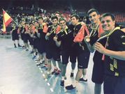 Ledo, junto al resto de los Hispanos, tras lograr el bronce europeo.