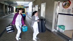 La unidad que cada d�a recoge muestras. Las sanitarias Lara Aguiar Mart�nez (con chaqueta violeta) y Aida Felgar Santalla son miembros del equipo que recoge cada jornada muestras por COVID-19 en las casas de los posibles afectados. En la imagen, ayer, a su llegada al Marcide. 