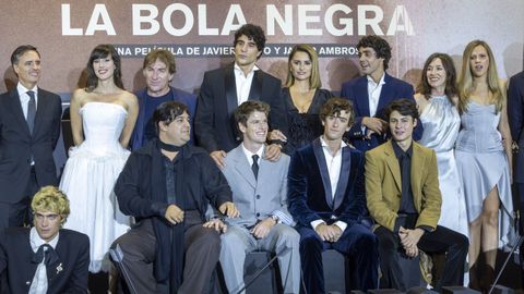 Los Javis junto al elenco de 'La bola negra' en el Festival de Cine de San Sebasti�n