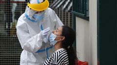 Personal sanitario realizando test para diagnosticar el covid-19 en el autocovid del Ventorrillo, en A Coru�a