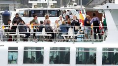 Turistas en un catamar�n en O Grove.