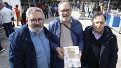 Cuba, Reigosa e Miranda (de esquerda a dereita) acudiron  Feira do Libro de Lugo, celebrada hai semanas, para celebrar os 25 anos da obra