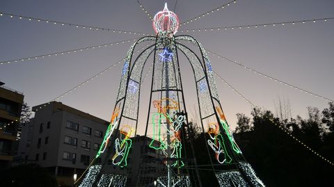 Gran campana luminosa de la Praza Mass en Bueu