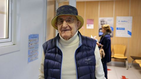 Perfecto Iglesias, de 97 años, tras vacunarse frente a la gripe y el covid este lunes en Pontevedra