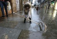 Las inundaciones constituyen un problema end�mico en la arteria comercial de Vilagarc�a. 
