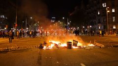 Hoguera en el paseo de Grcia de Barcelona durante los disturbios por la sentencia del procs