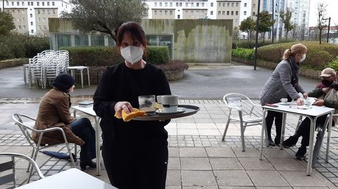 �La clientela responde�, asegura Chus Pombo, que estima que sirve unos cincuenta caf�s para llevar al d�a en el Caf� Corchea
