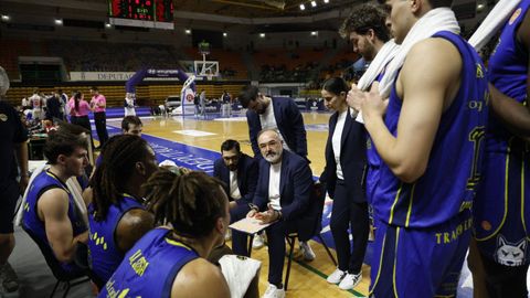 Moncho L&oacute;pez, con sus jugadores