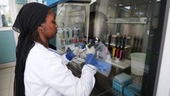 Seynabou Diop trabaja en el laboratorio donde el genoma del hantavirus fue secuenciado