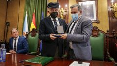 Ribeira rinde homenaje a Santos Oujo con la entrega de la medalla de la ciudad