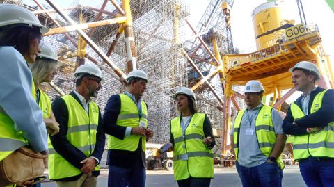 Besteiro y otros representantes socialistas durante la visita a Navantia Fene.