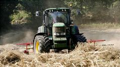 Un tractor realizaba ayer labores agr�colas en una finca de Erboedo
