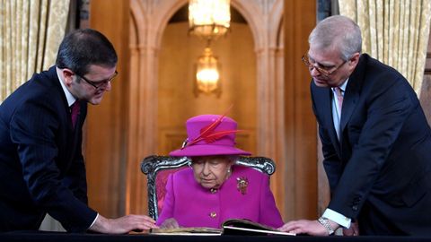Operaci�n salvar a la reina. El Gobierno brit�nico ha reactivado un protocolo para rescatar y evacuar a la reina Isabel II y la familia real en caso de disturbios por el �brexit�.