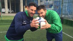Kike M�rquez y Joselu bromean a mordiscos con un bal�n en A Malata