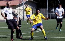 El jugador del Lesende Felipe Dosil (izquierda) jug� el domingo su �ltimo partido oficial.