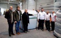 Responsables del Consorcio, de la empresa y de la Fundación ONCE junto a los nuevos contenedores.