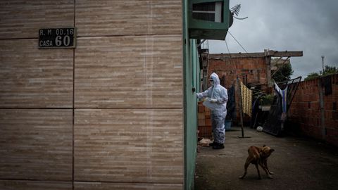 Un tcnico del programa SOS Funeral, que ofrece transferencia y donacin de urnas funerarias, acude a retirar un cuerpo en Manaus, Brasil