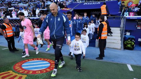 Los jugadores de Celta y Espanyol saltaron al c�sped junto a ni�os que padecen c�ncer.