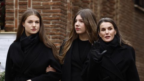 La reina Letizia junto a la Princesa de Asturias y la infanta Sof�a a la salida de la catedral ortodoxa griega de San Andr�s y San Demetrio de Madrid.