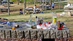 El macrobotell�n universitario convierte en un estercolero el parque forestal de Beade