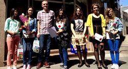 As alumnas entregaron o premio a Xan Astorga, da librer�a Marxe.