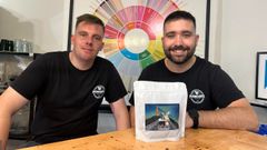 Pedro y Diego en su guarida para tostar café