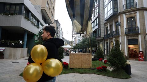 Un globo aerost�tico colocado en la r�a Castelao es el s�mbolo de la campa�a de Navidad de Zona Aberta