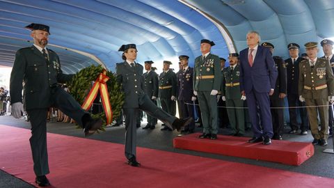 Dos guardias portaron la corona en homenaje a los cados