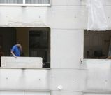 Los residentes en el cuarto B arreglan poco a poco los desperfectos causados por la explosi�n. 