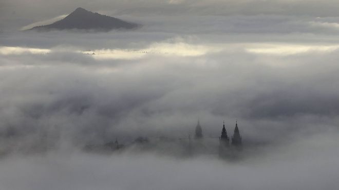 Vistas del Pico Sacro con la Catedral entre la niebla.