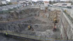 La excavación para la torre polivalente, el primer edificio del futuro Novo Chuac, avanza en la zona de Eirís.