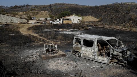 Veh�culos calcinados en la localizada zaragozana de Ataca, un incendio que se ha logrado estabilizar