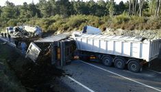 En el choque ocurrido ayer en el punto 4,5 de la Ou-533 se vieron implicados cuatro camiones. 