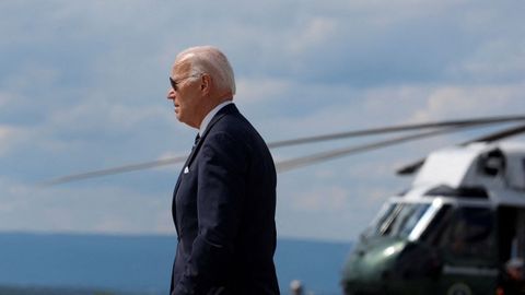 El presidente estadounidense Joe Biden de camino a Camp David, donde tendr� un encuentro con sus hom�logos de Jap�n y Corea del Sur