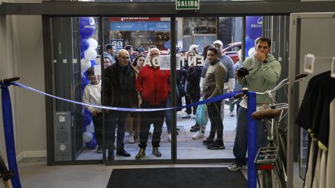 Primeros clientes haciendo cola para entrar en la nueva tienda de Decathlon