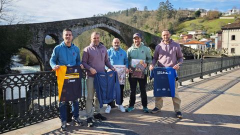 Foto presentaci�n 2026: De izquierda a derecha: Agust�n Garc�a, concejal del ayuntamiento de Cangas de On�s, Jos� Manuel Gonz�lez Castro, alcalde de Cangas de On�s, Javier Escand�n y Ant�n D�az, miembros del club deportivo Komty Sport, organizador de la prueba, y Jos� Mar�a Prieto, director del Patronato deportivo Municipal de Cangas de On�s
