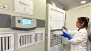 Alba Ares, t�cnico del biobanco del Chuac, clasificando muestras biol�gicas
