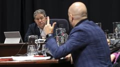 Lores escucha al portavoz del PSOE, Iv�n Puentes, durante el pleno de presupuestos el pasado 29 de diciembre