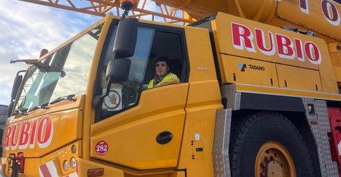 Rosal�a Fern�ndez, en una de las gr�as de gran tonelaje que maneja a sus 18 a�os