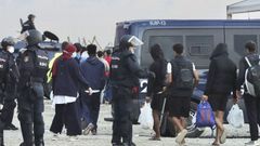 Desalojo de migrantes en la antigua f�brica de Guano a primera hora de este domingo