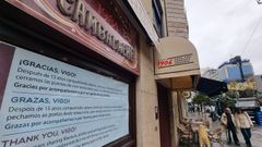 Gracias por acompaarnos y por ser parte de esta familia se lee en el cartel de despedida del restaurante Cambalache en Vigo.