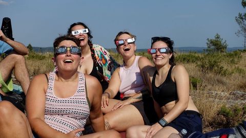 Observaci�n del eclipse en Santa Mari�a de Lagostelle (Guitiriz), organizada por el Concello