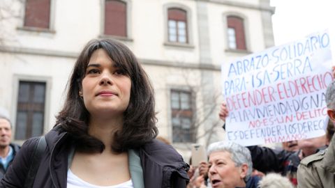 La portavoz de Unidas Podemos en la Asamblea de Madrid, Isa Serra, recibe el apoyo de diferentes concentrados, a su llegada al Tribunal Superior de Justicia de Madrid, donde declara en un juicio por participar en una protesta contra un desahucio en 2014